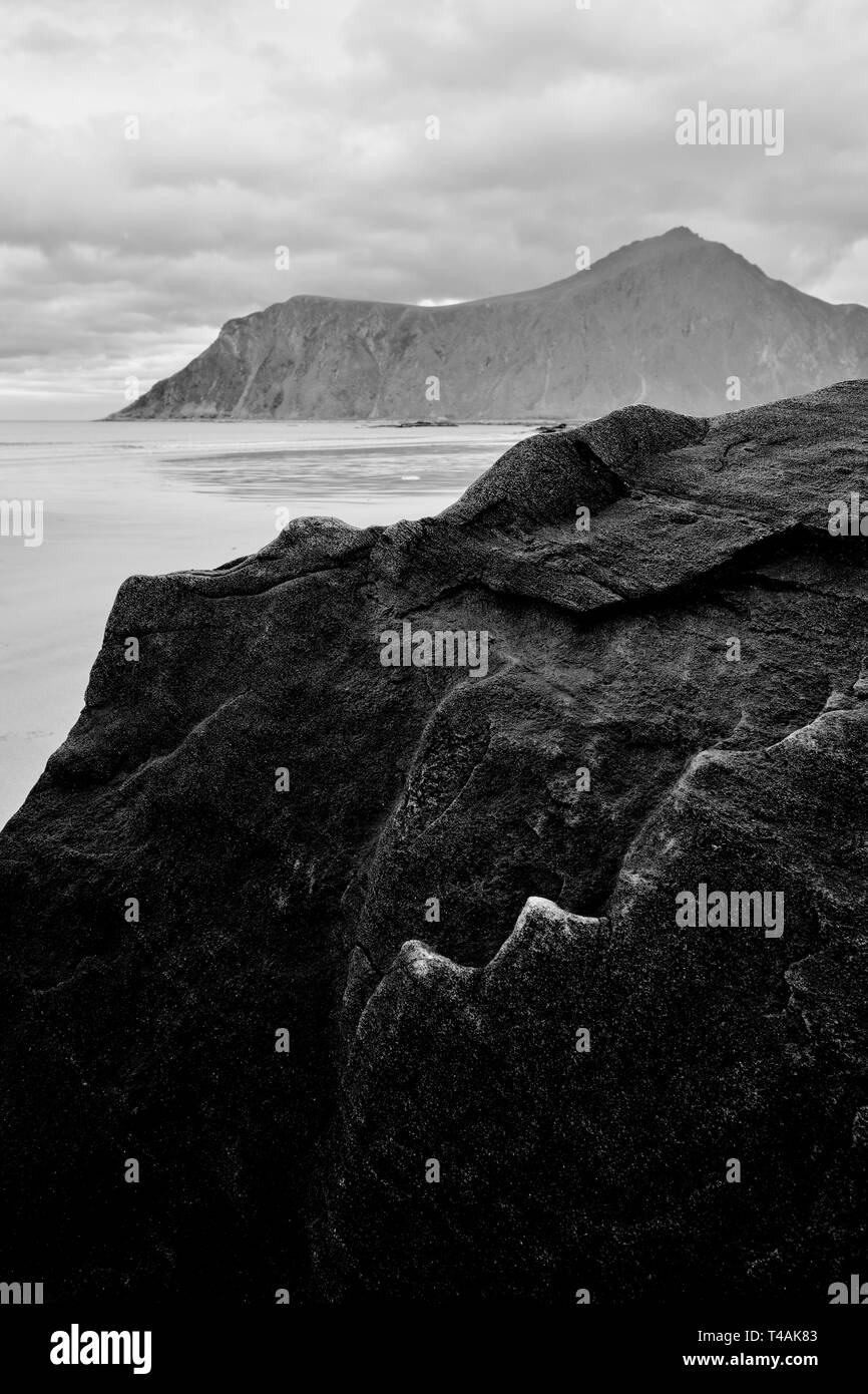 Les exposés sur les roches Noir patiné sur Flakstadøya Skagsanden beach island dans les îles Lofoten Nordland en Norvège. B/W Banque D'Images