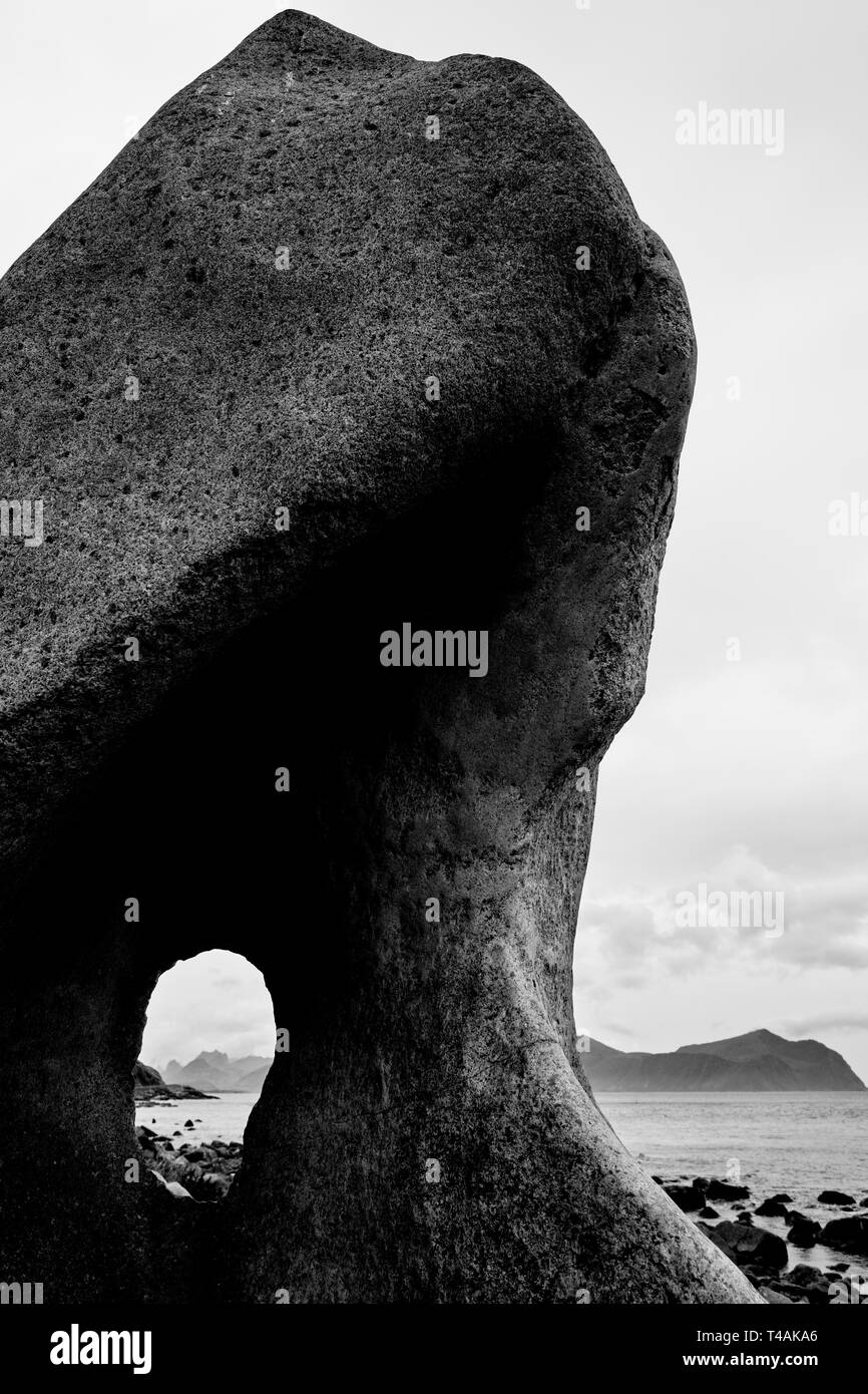 Les roches noires sculptées naturellement exposés sur l'île de Flakstadøya dans les îles Lofoten Nordland en Norvège. B/W Banque D'Images