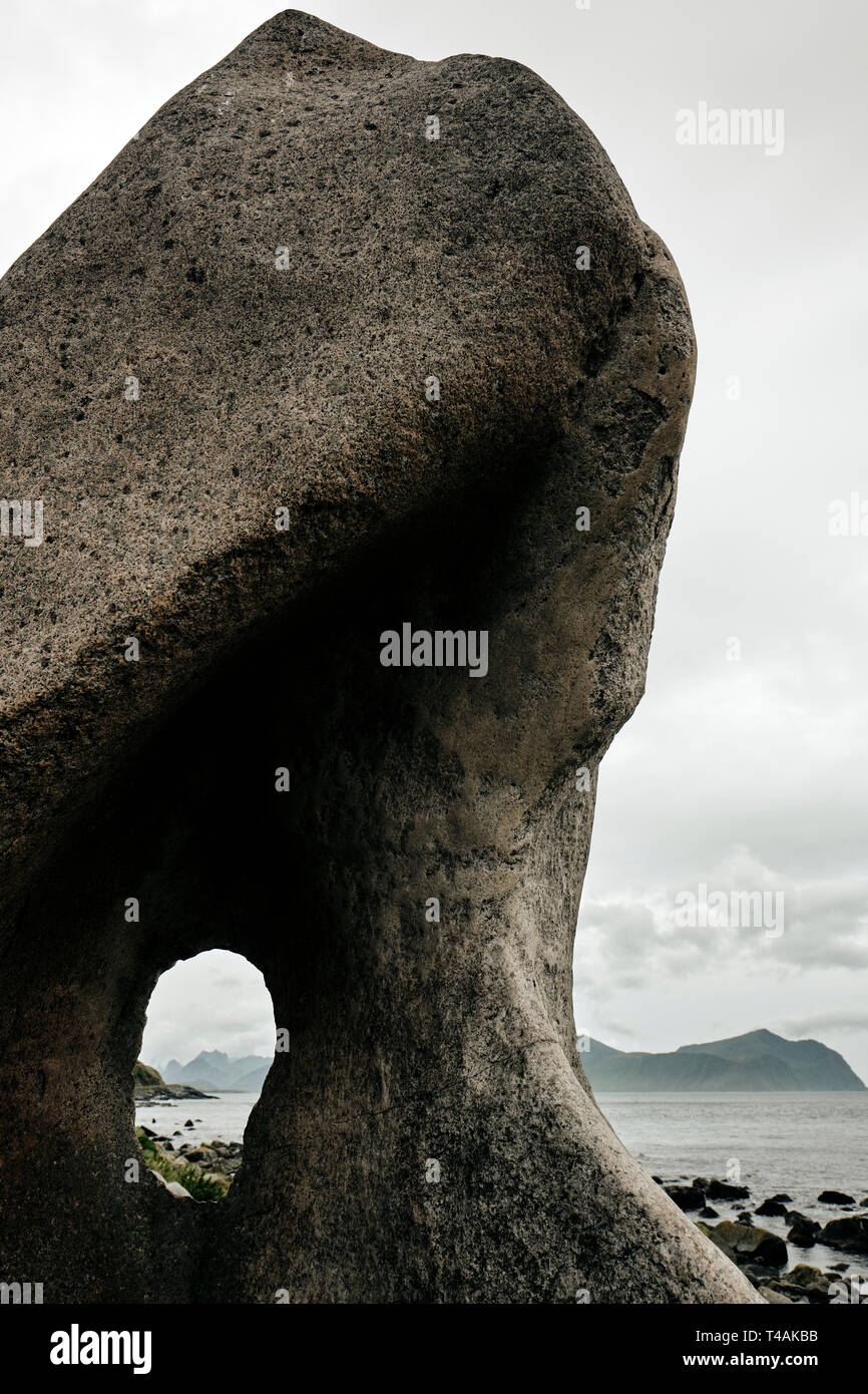 Les roches noires sculptées naturellement exposés sur l'île de Flakstadøya dans les îles Lofoten en Norvège Nordland Banque D'Images