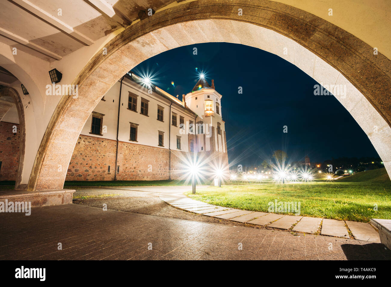 Mir, le Bélarus. Castle Mir en éclairage de nuit en soirée. Monument historique, patrimoine mondial de l'UNESCO. Célèbre et populaire Banque D'Images