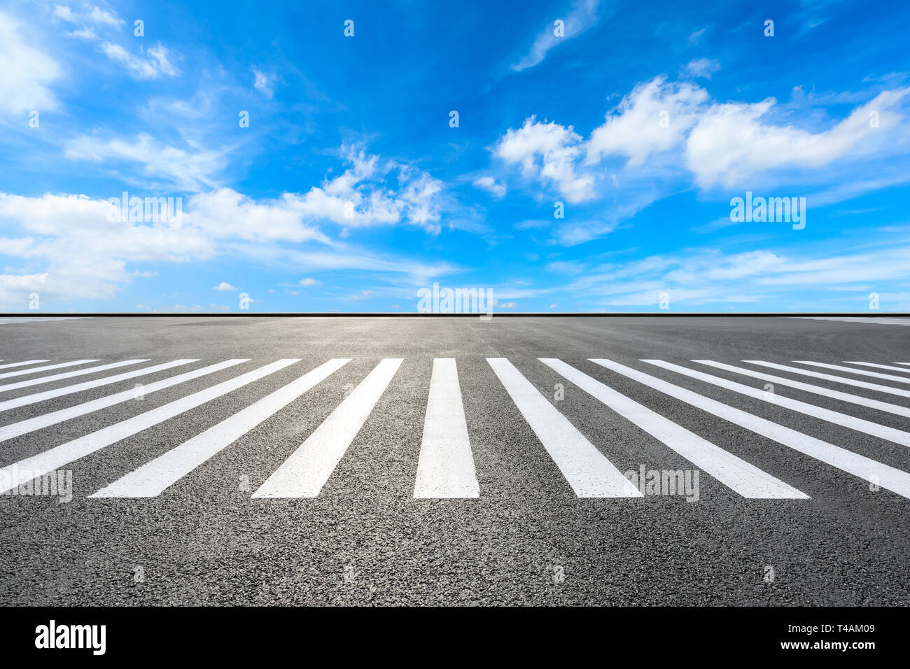 Zebra crossing road et du ciel nuage paysage Banque D'Images