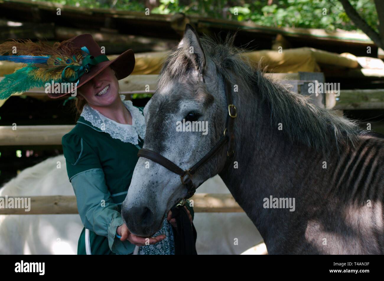 Rebecca Townsend avec Zulu le zorse, un croisement entre un zèbre et l'étalon mare. La mère de zoulou était un Arabe gris et son père un zèbre de subventions. Banque D'Images