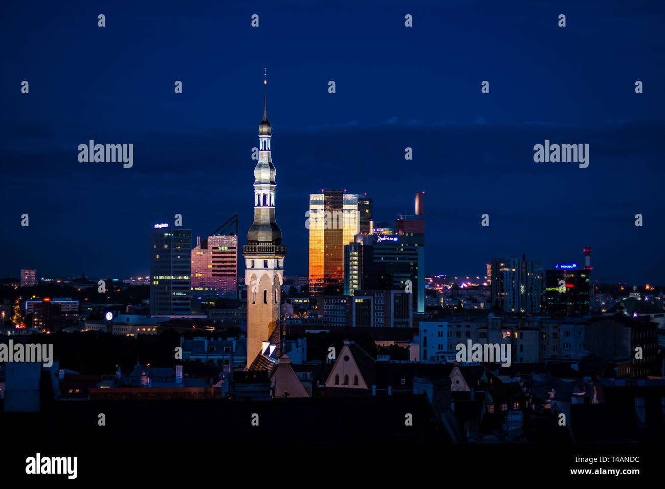 Nuit paysage urbain de Tallinn, Estonie, les bâtiments médiévaux et modernes avec éclairage Banque D'Images