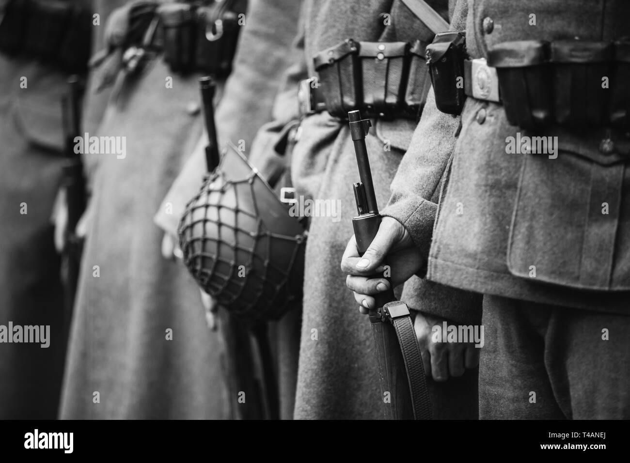 De reconstitution historique habillé comme la Seconde Guerre mondiale, des soldats de la Wehrmacht allemande Article avec armes carabine dans les mains. Photo en noir et blanc. Soldats H Banque D'Images