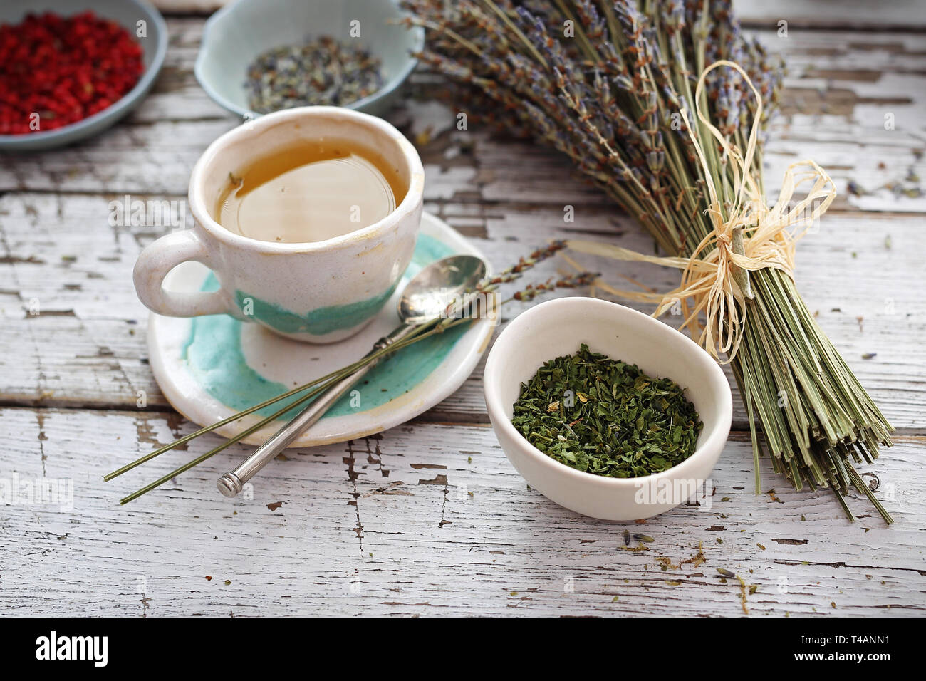 Infusion à base d'herbes avec l'ajout de lavande. Un thé aromatique pour calmer. Banque D'Images