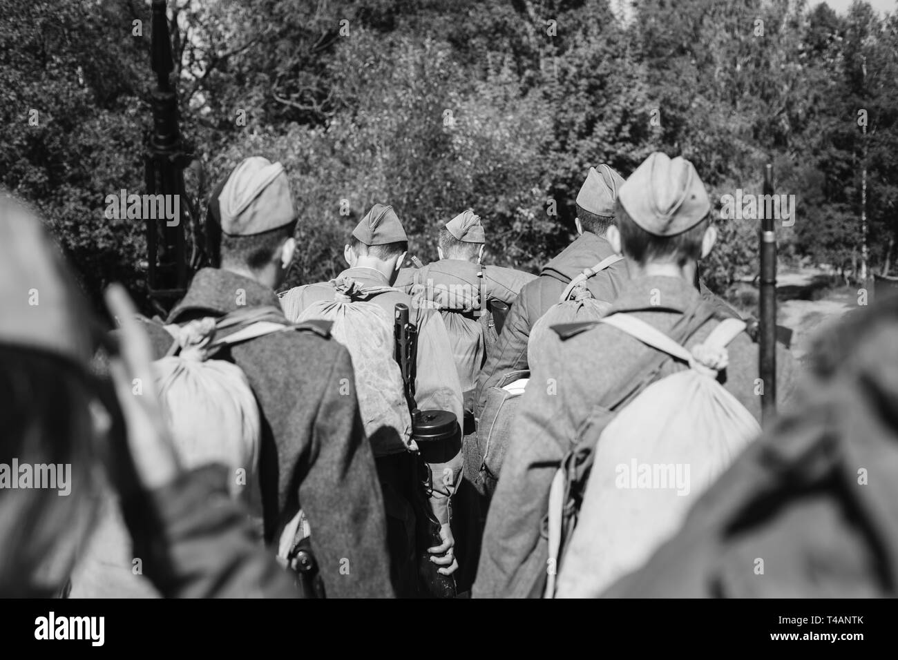 De reconstitution historique habillé comme la Deuxième Guerre mondiale, des soldats de l'Armée rouge soviétique russe marche dans la forêt. Photo en noir et blanc. Soldat DE LA SECONDE GUERRE MONDIALE WW2 Tim Banque D'Images