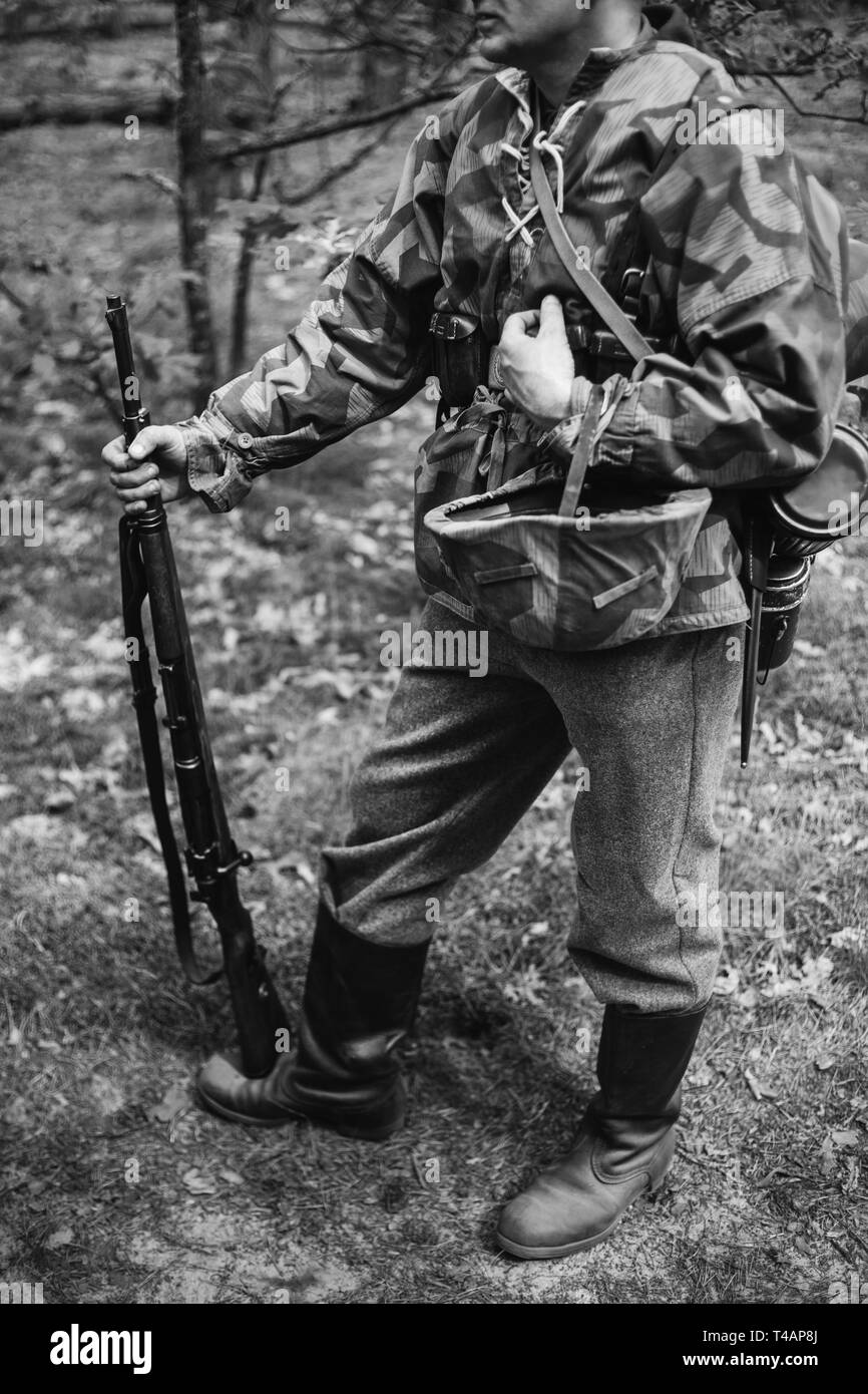 La reconstitution médiévale habillé comme la Seconde Guerre mondiale, soldat de la Wehrmacht allemande détient la carabine. Photo en noir et blanc. Soldat Allemand en uniforme militaire de la DEUXIÈME GUERRE MONDIALE T Banque D'Images