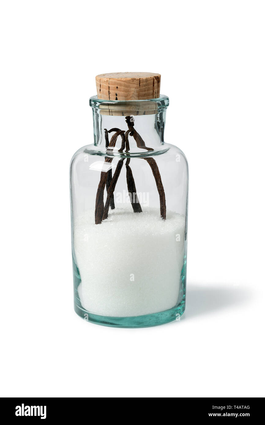 Bocal en verre avec du sucre vanillé isolé sur fond blanc Banque D'Images