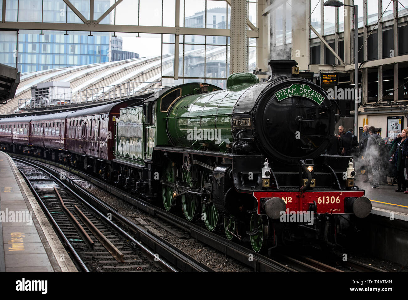 Le Mayflower Steam train fonctionnera sur un horaire régulier pour la première fois en 50 ans de London Waterloo sur un voyage à travers les collines de Surrey, UK Banque D'Images