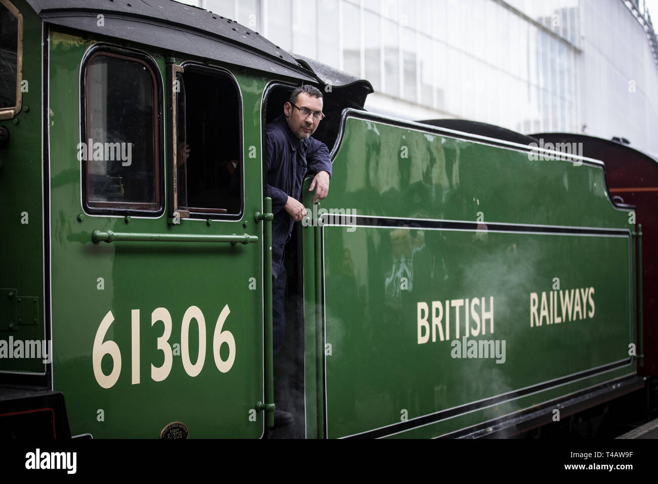 Le Mayflower Steam train fonctionnera sur un horaire régulier pour la première fois en 50 ans de London Waterloo sur un voyage à travers les collines de Surrey, UK Banque D'Images