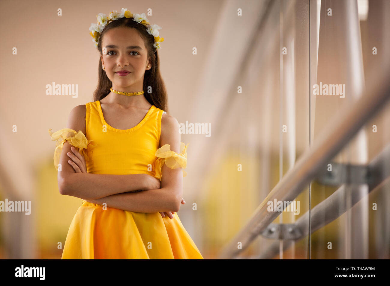 Le Tween Girl standing with arms crossed, vêtu de costumes de ballet. Banque D'Images