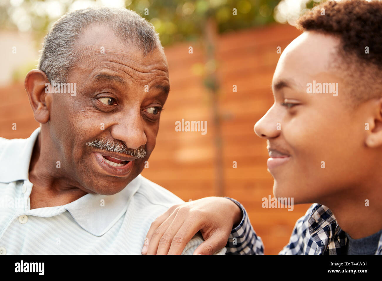 Hauts homme noir parler avec son petit-fils des jeunes adultes, Close up Banque D'Images