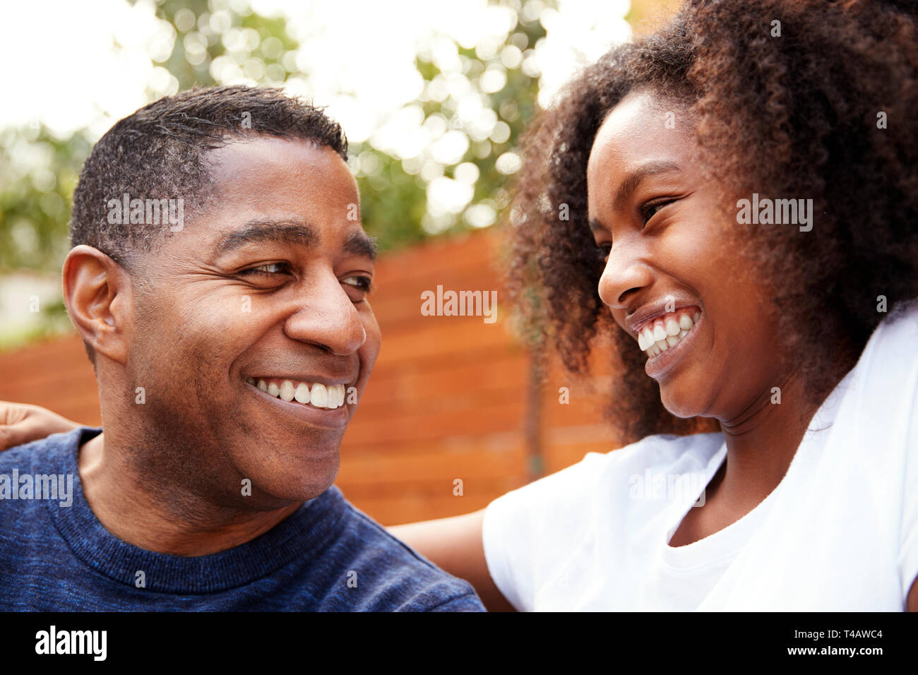 Noir d'âge moyen père et fille adolescente, Close up Banque D'Images