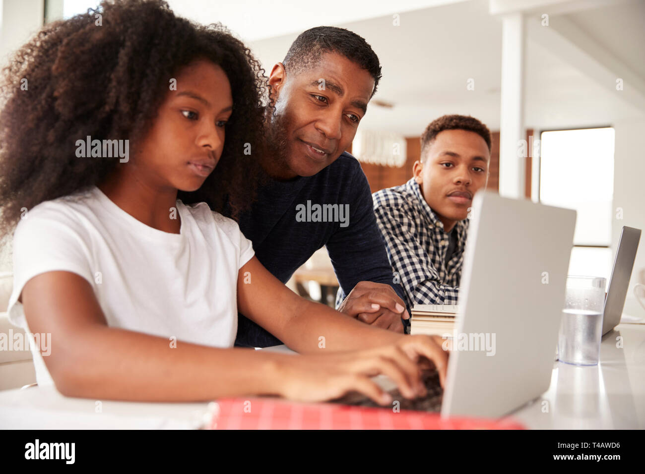 Noir d'âge moyen d'aider son père enfants adolescents à faire leurs devoirs, low angle, Close up Banque D'Images