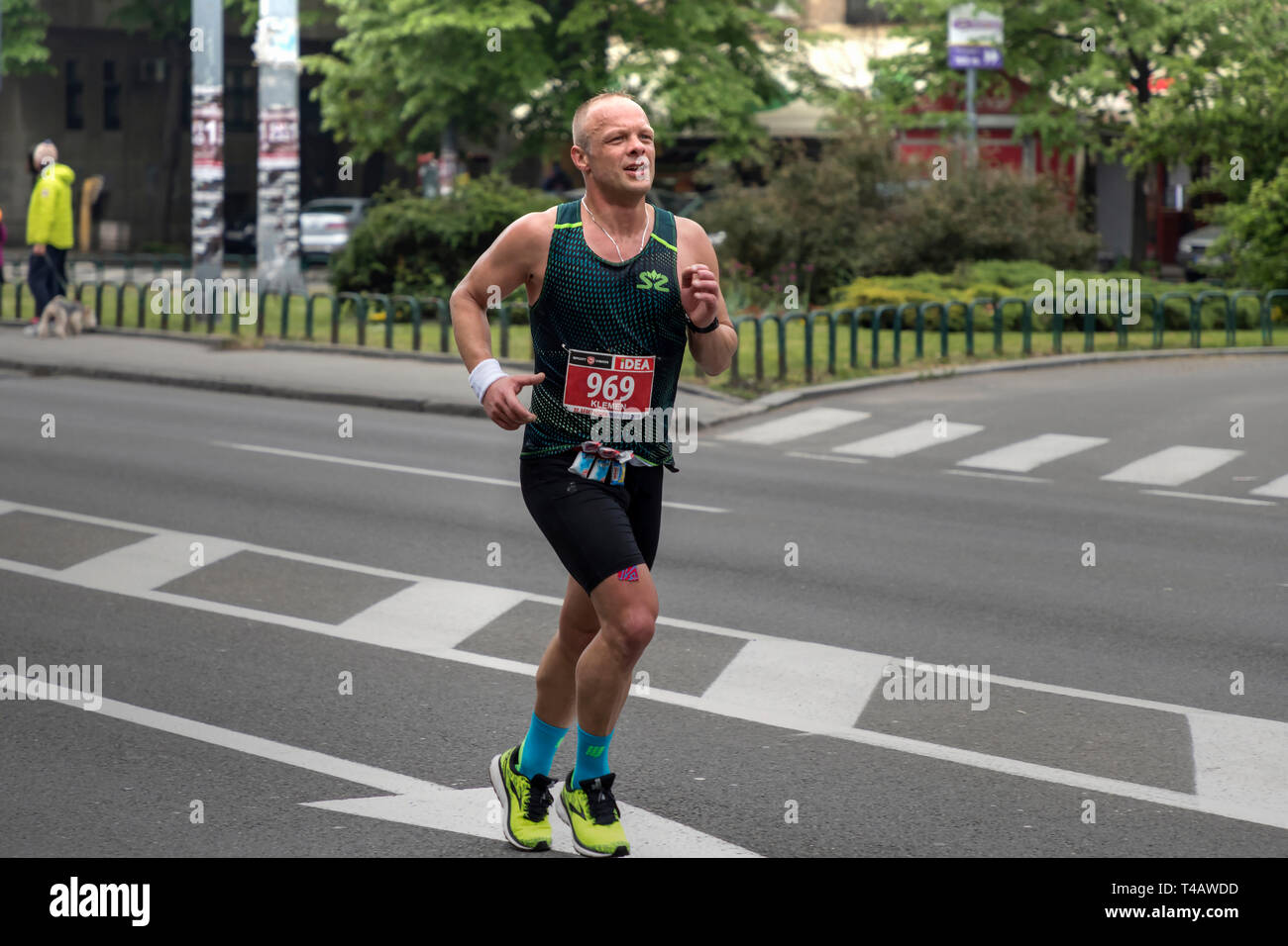 La Serbie, le 14 avril 2019 : l'un des participants 32e Marathon de Belgrade de couler le long de la rue Karadjordjeva à Zemun Banque D'Images