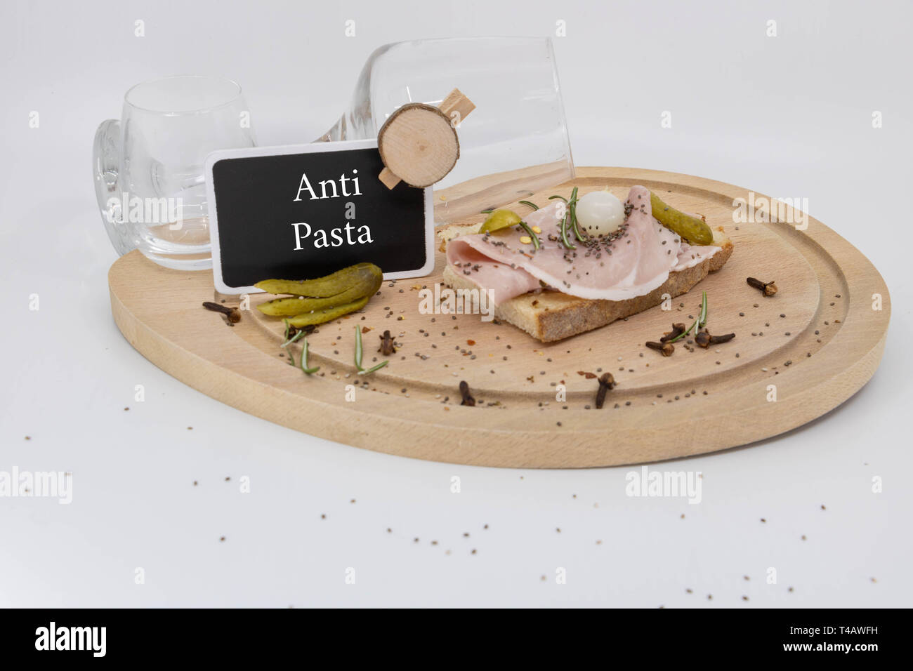 Antipasta plaque de bois avec de la charcuterie et du vin Banque D'Images