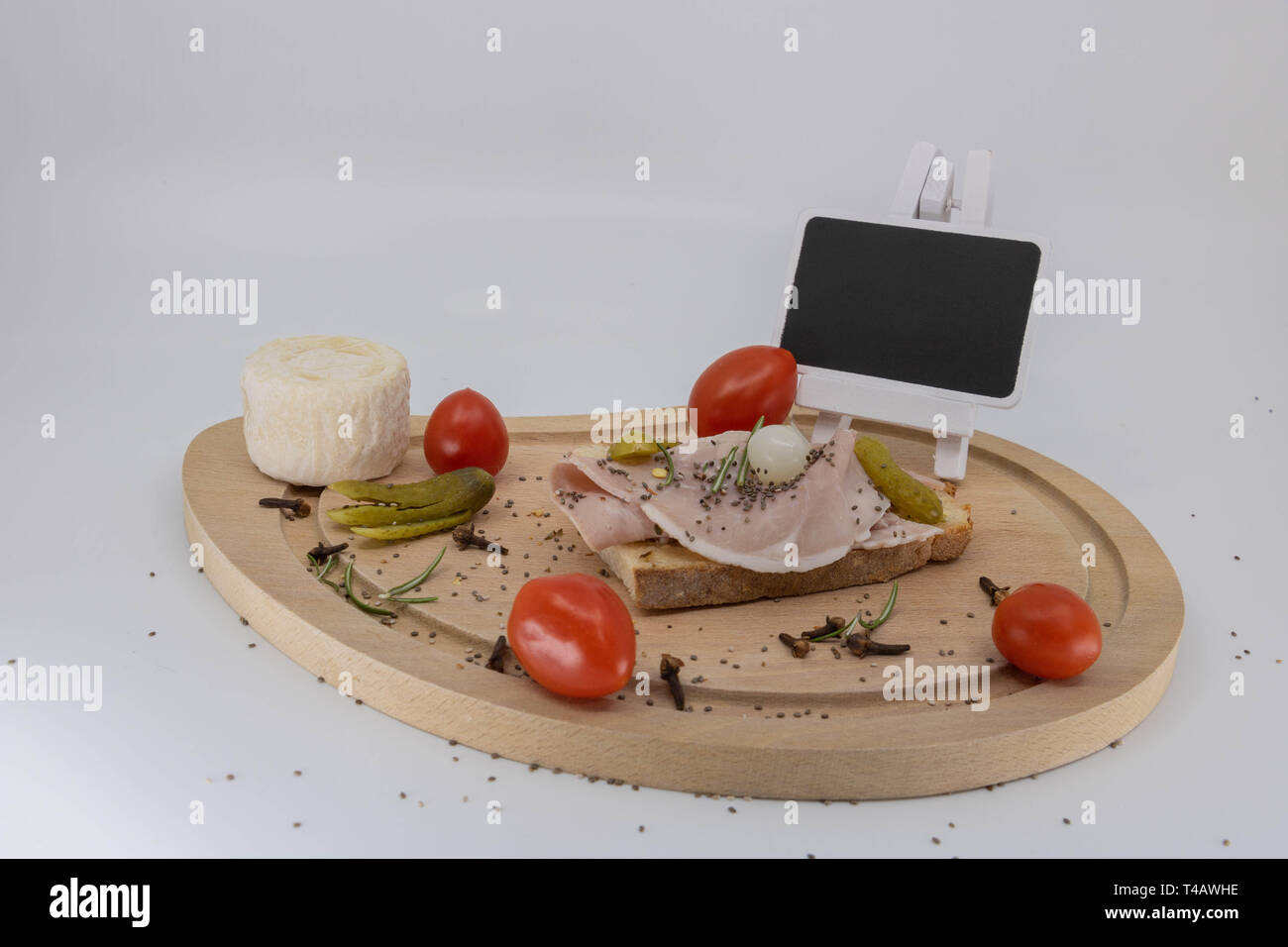 Plaque de bois avec charcuterie et fromage français espace texte vierge Banque D'Images