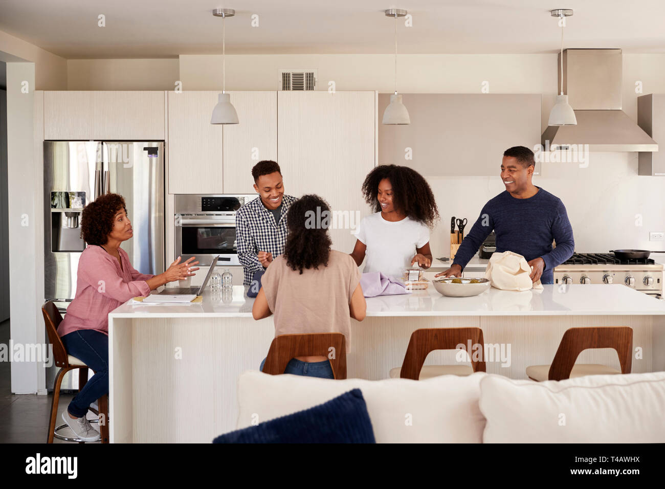 La famille noire dans leur cuisine de parler et de préparer vos repas en famille Banque D'Images