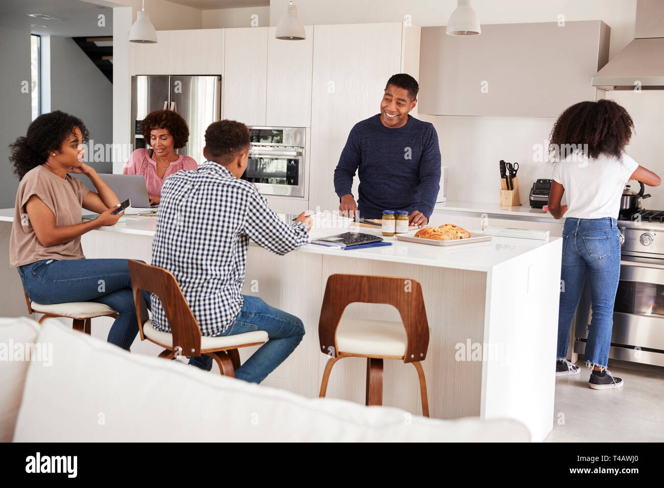 Heureux de parler de la famille black et de préparer vos repas en famille dans la cuisine Banque D'Images