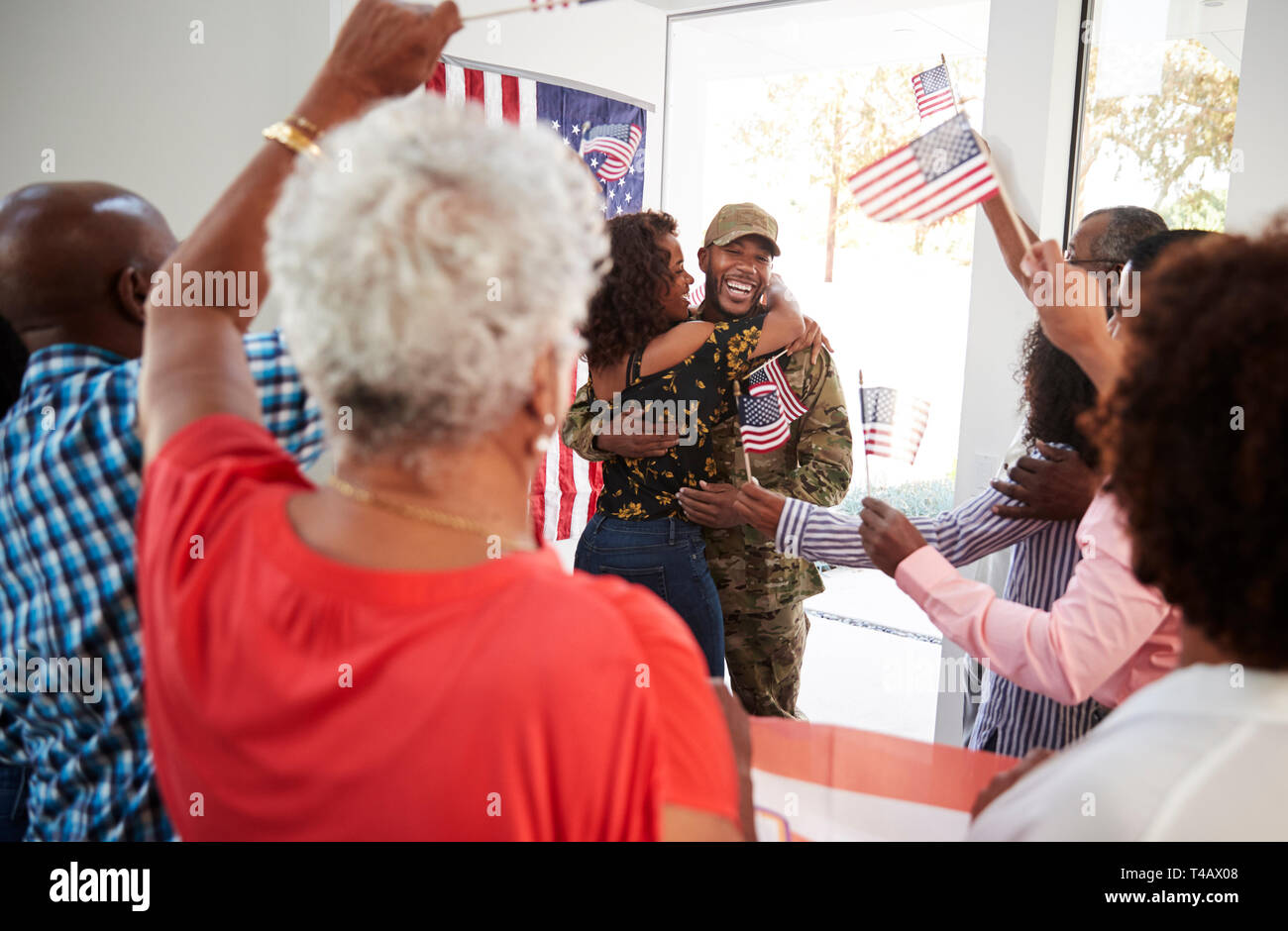 Jeune noir Un soldat revient au pays pour une surprise party de famille, selective focus Banque D'Images