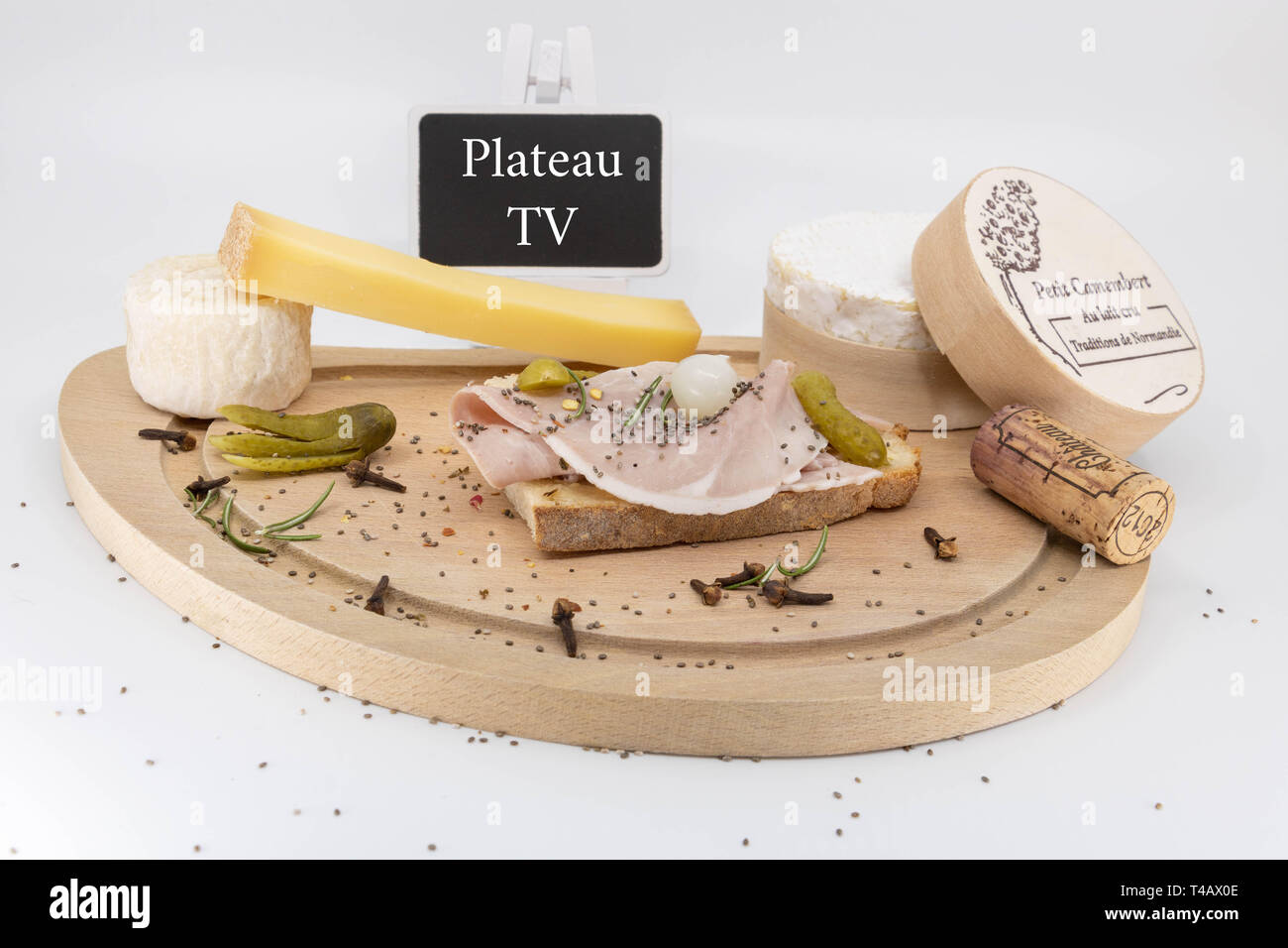 Plat déjeuner bac (écrit en français) en face de la télévision en France, plateau en bois avec des fromages et viandes froides Banque D'Images