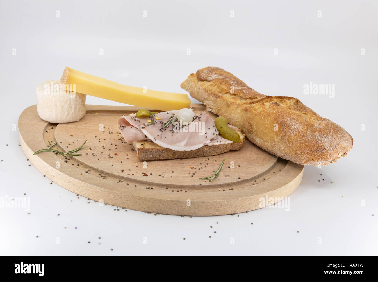 Des collations français : baguette, fromage fermier et deli sandwich Banque D'Images