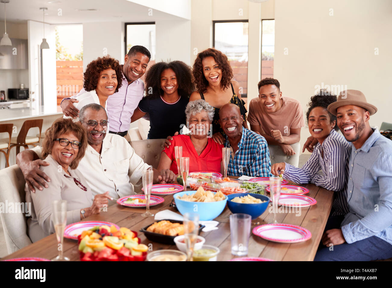 Black senior des couples assis à table à célébrer à la maison avec la famille, selective focus Banque D'Images