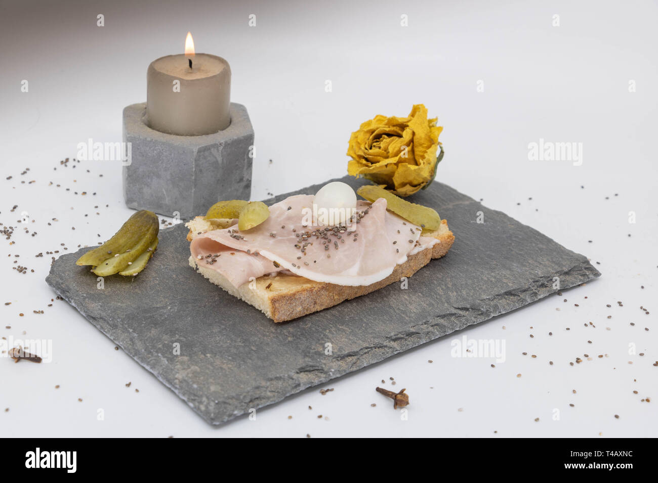 Sandwich au jambon beurre simple mais présenté avec élégance et romantisme Banque D'Images