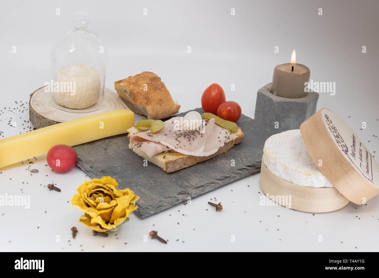 Repas romantique, plats raffinés, dîner aux chandelles, Apéritif et assiette de fromages Banque D'Images