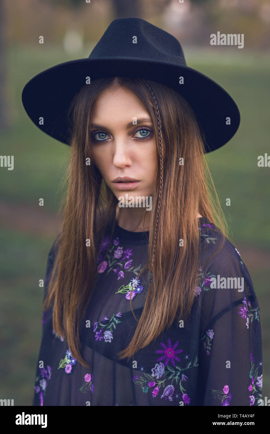 Belle fille dans une jupe en jean et un chemisier transparent. Banque D'Images
