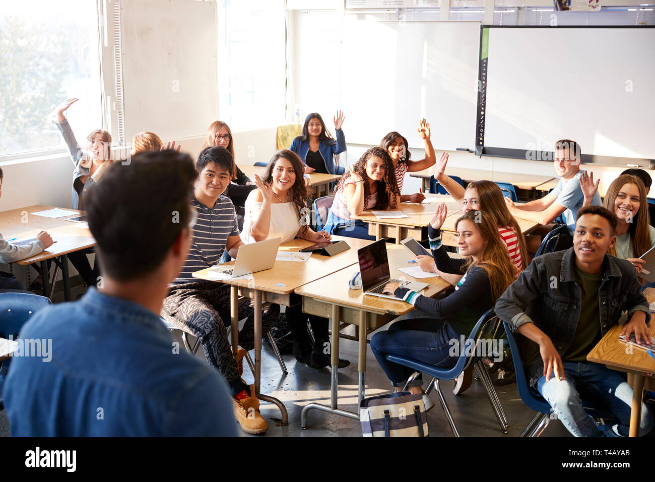 Vue arrière de l'homme Professeur de lycée debout à l'avant de l'enseignement classe Leçon Banque D'Images