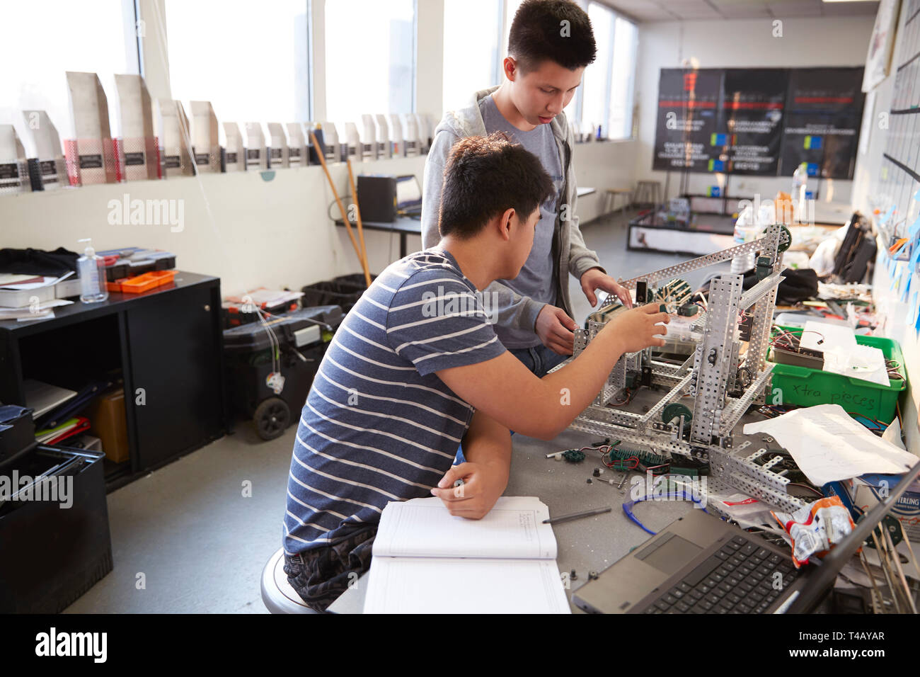 Deux hommes d'étudiants en sciences de la machine de construction ou d'ingénierie robotique Class Banque D'Images