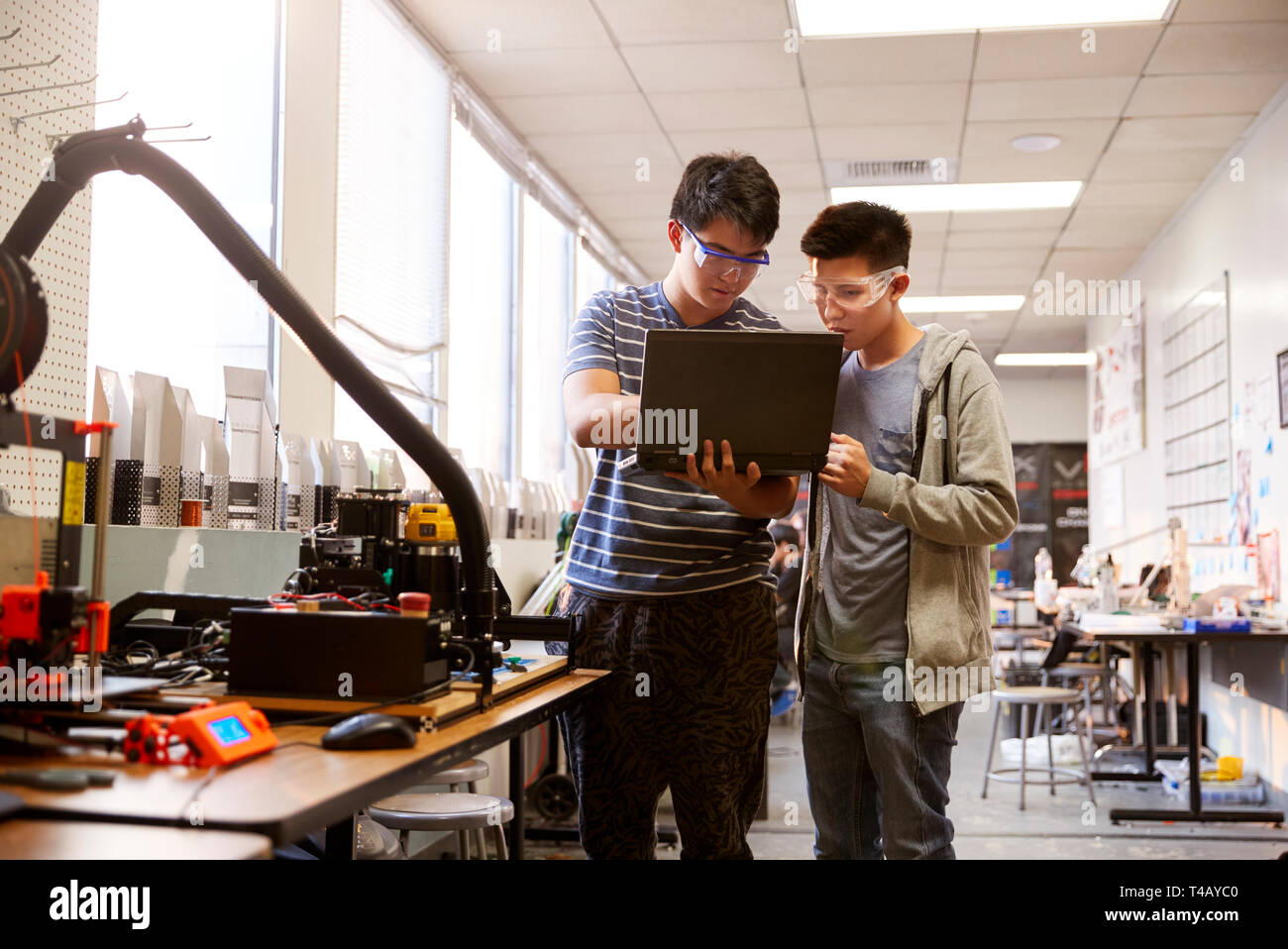 Deux hommes College Students Using laptop computer dans la science ou l'ingénierie robotique Class Banque D'Images