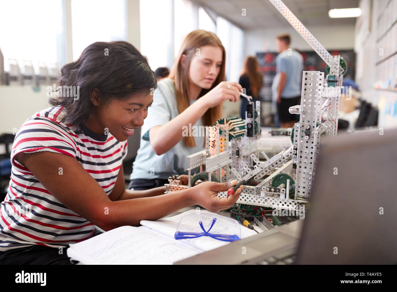 Deux étudiants du collège féminin dans la machine de construction ou d'ingénierie robotique Science Class Banque D'Images