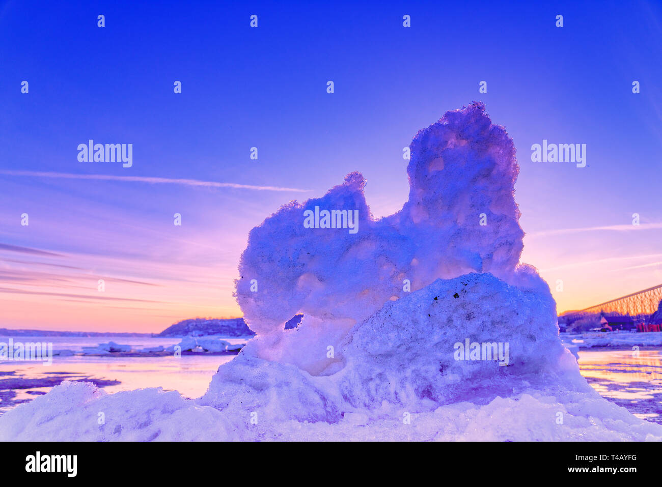 Glace rétro brillants dans le coucher de soleil sur le fleuve Saint-Laurent, à Cap Rouge près de la ville de Québec, Canada Banque D'Images