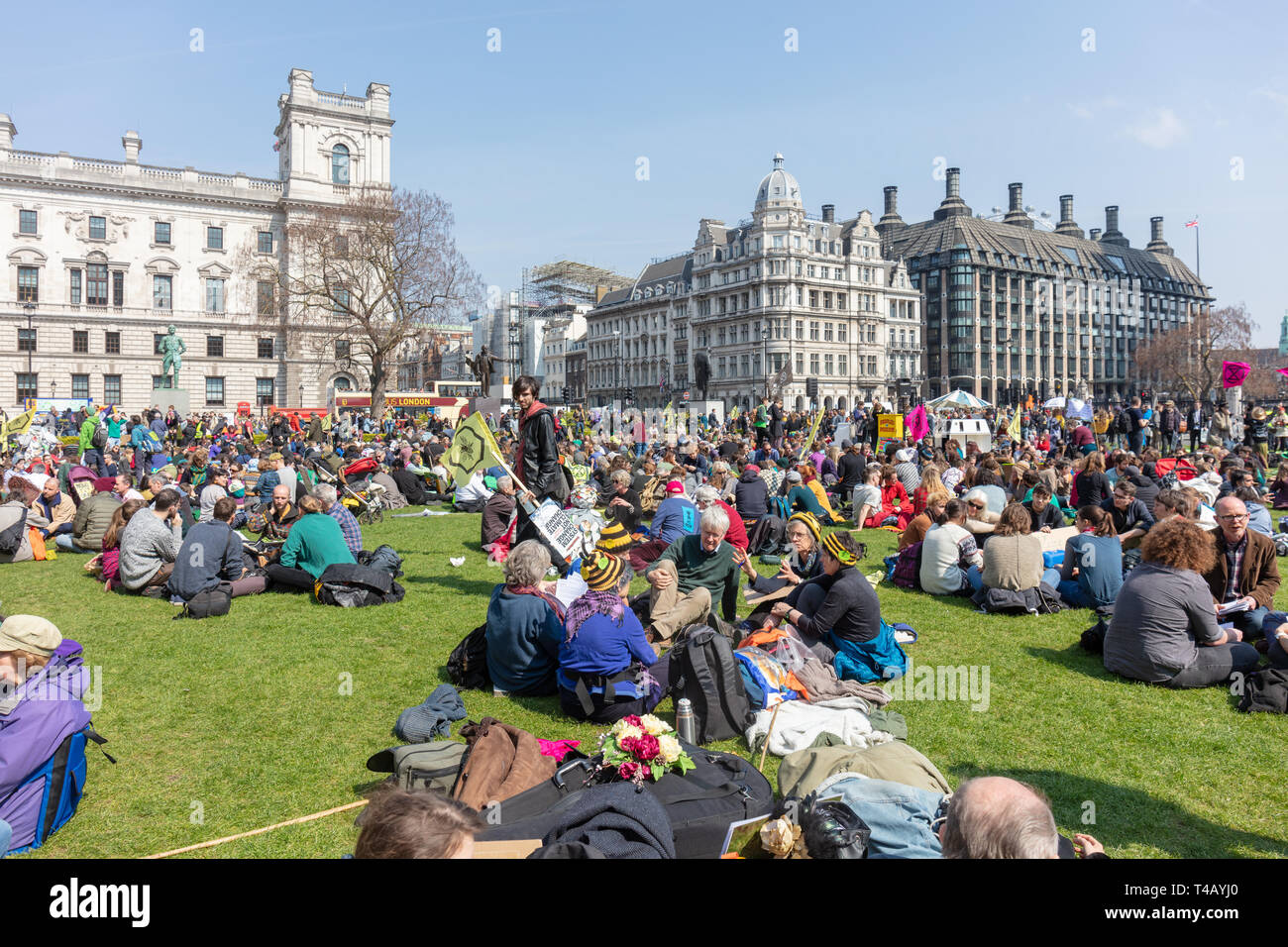 Westminster, Londres, Royaume-Uni ; 15 avril 2019 ; la foule des manifestants à la place du Parlement pendant les protestations organisées par la rébellion d'Extinction Banque D'Images