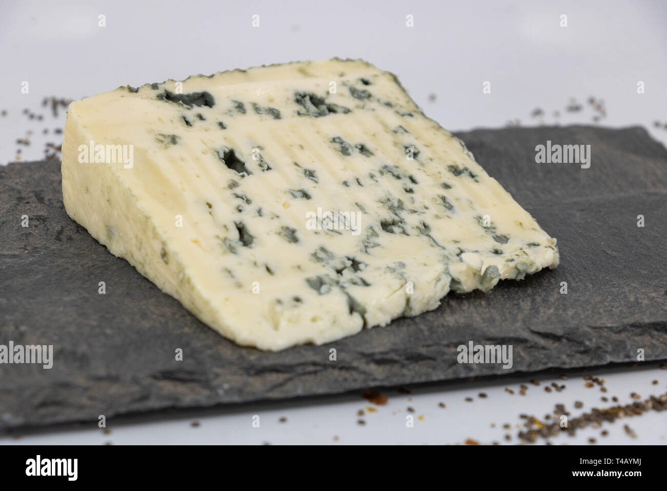 Gros plan sur un fromage persil sur un plateau de dégustation en ardoise, Bleu d'auvergne Banque D'Images