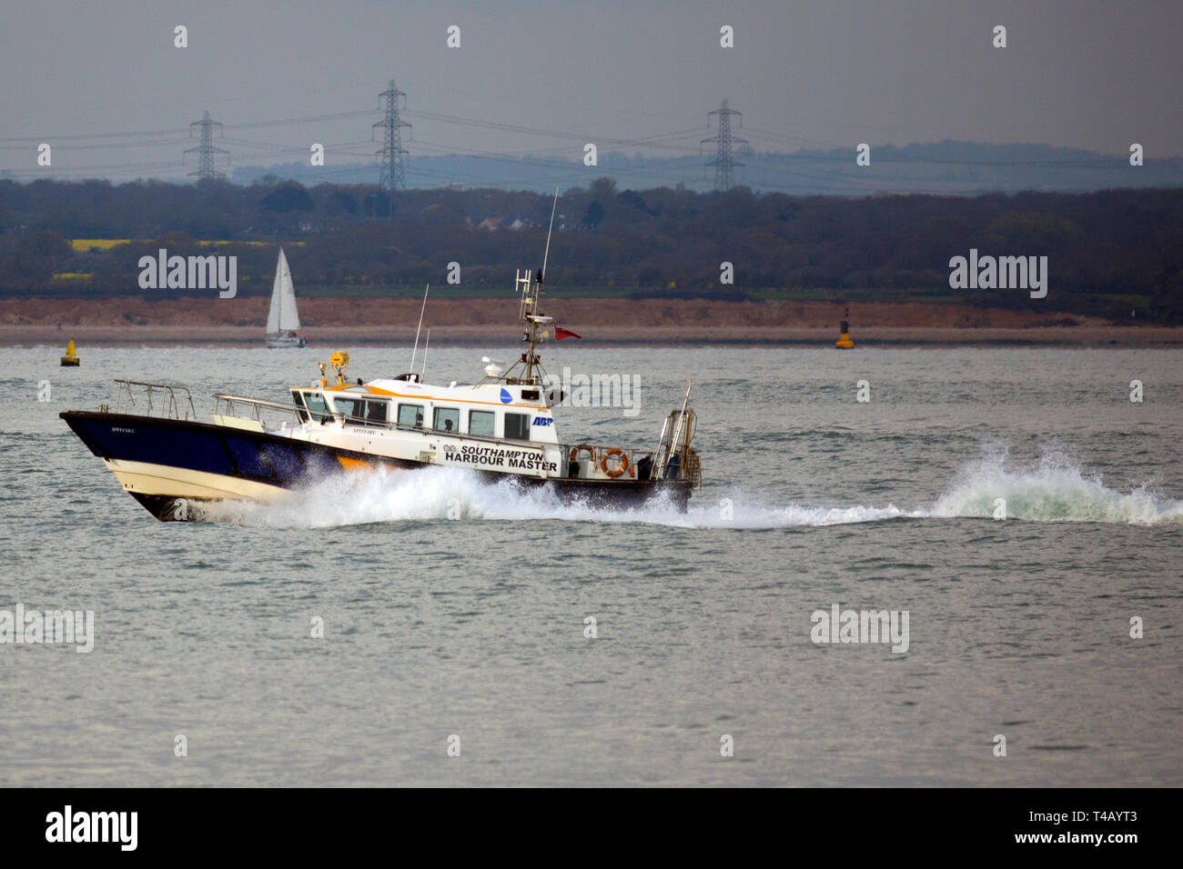 Port de Southampton, l'escorte Spitfire lancement principal navire jusqu'au port, le Solent. Cowes, île de Wight, Angleterre, Banque D'Images