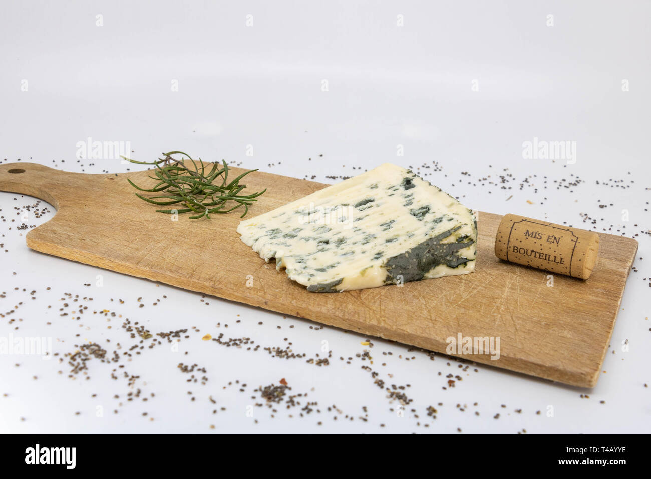 Bleu d'auvergne fromage de brebis, fromage bleu, bleu de l'aveyron sur planche à découper en bois Banque D'Images