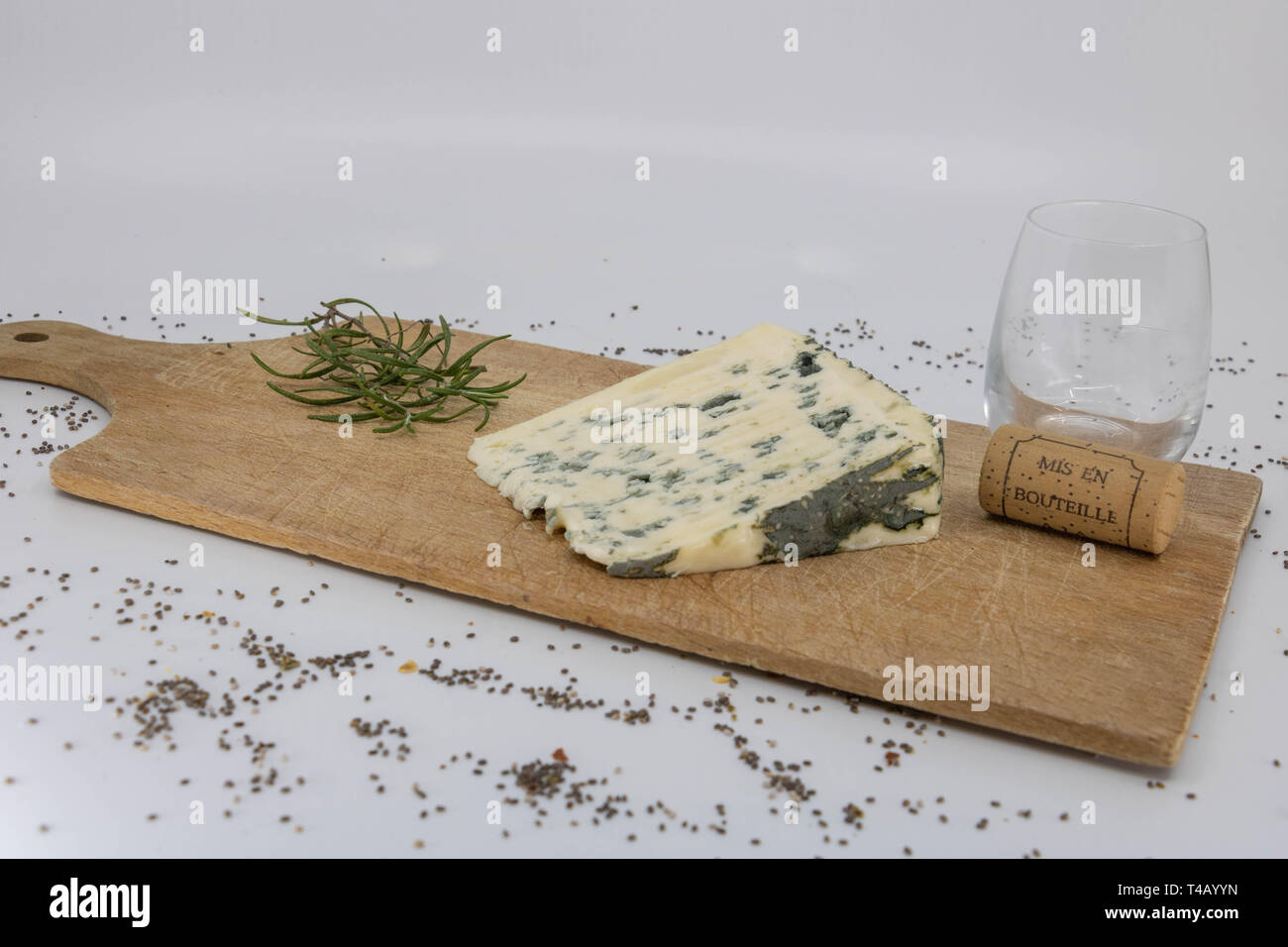 Vin et fromage français à la fin d'un repas sur une planche à découper en bois Banque D'Images