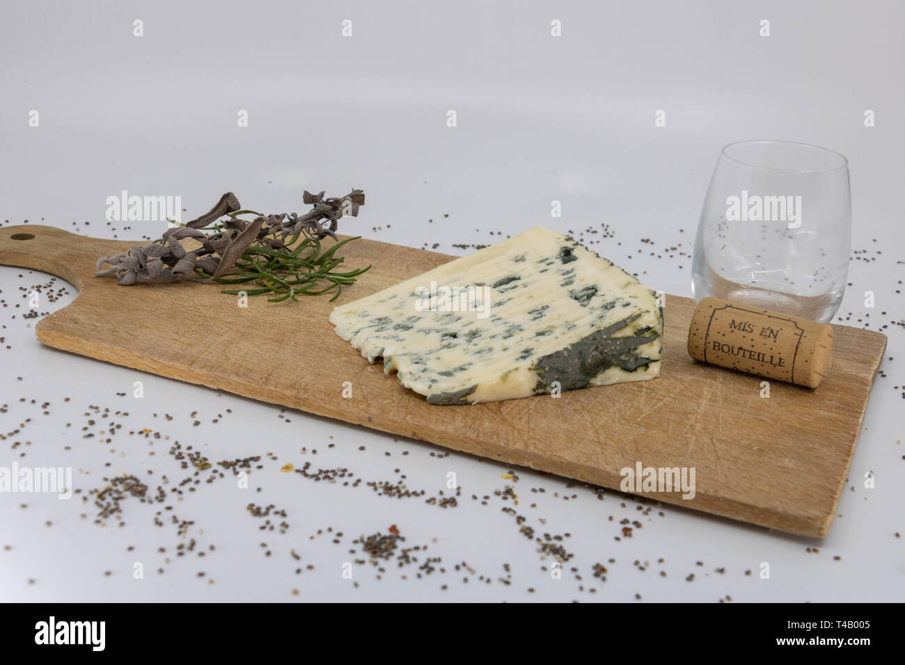 Dégustation de Fromage de brebis avec du vin français, et d'herbes aromatiques Banque D'Images