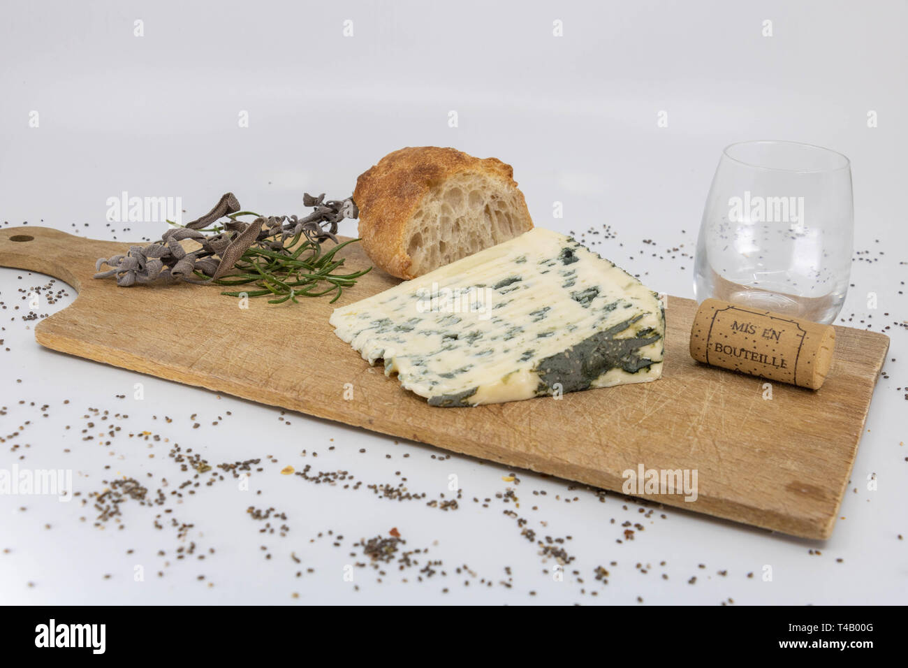 Assiette de fromage bleu avec verre de vin et baguette Banque D'Images