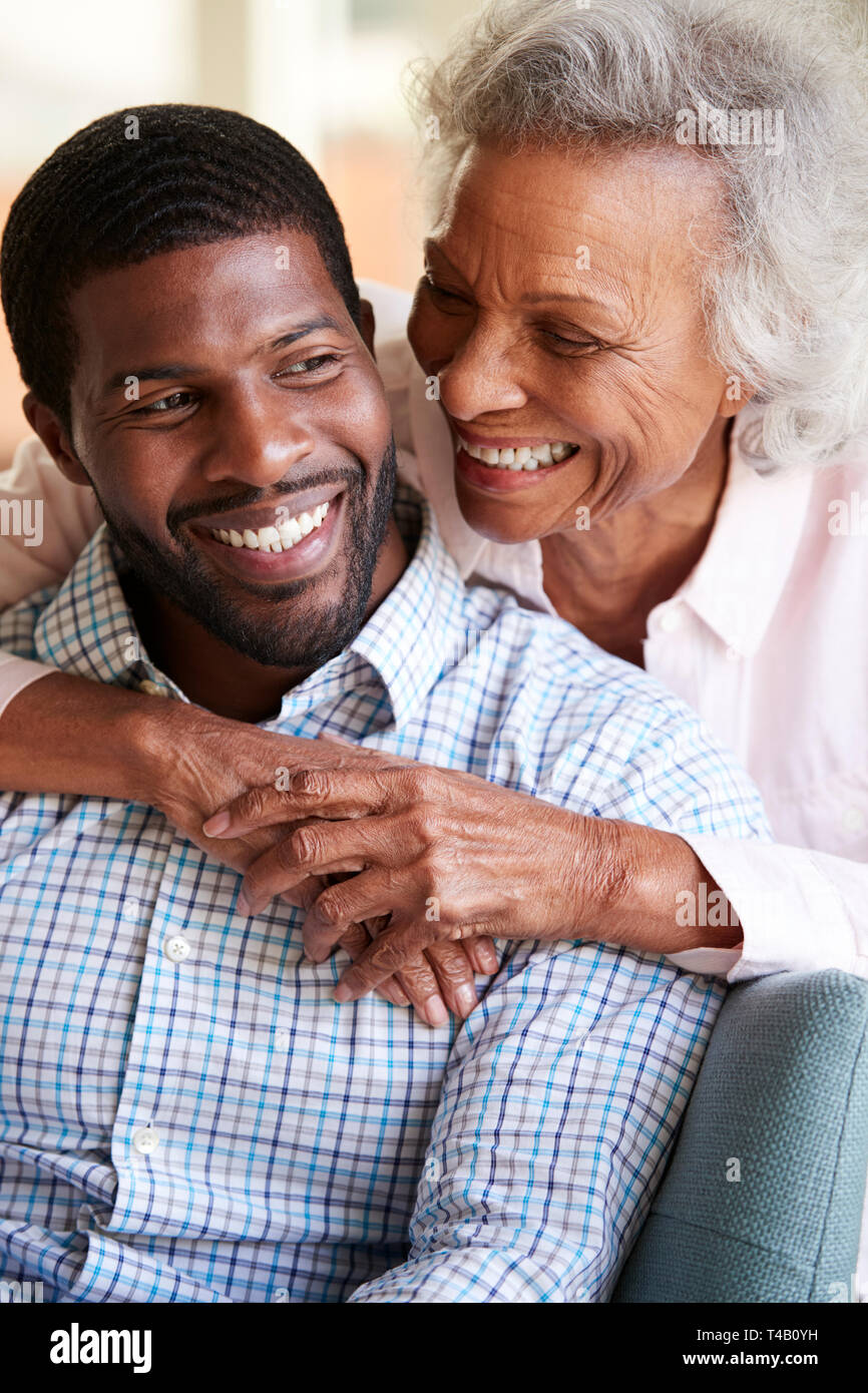 Smiling Senior Mother and Son At Home Adultes Banque D'Images