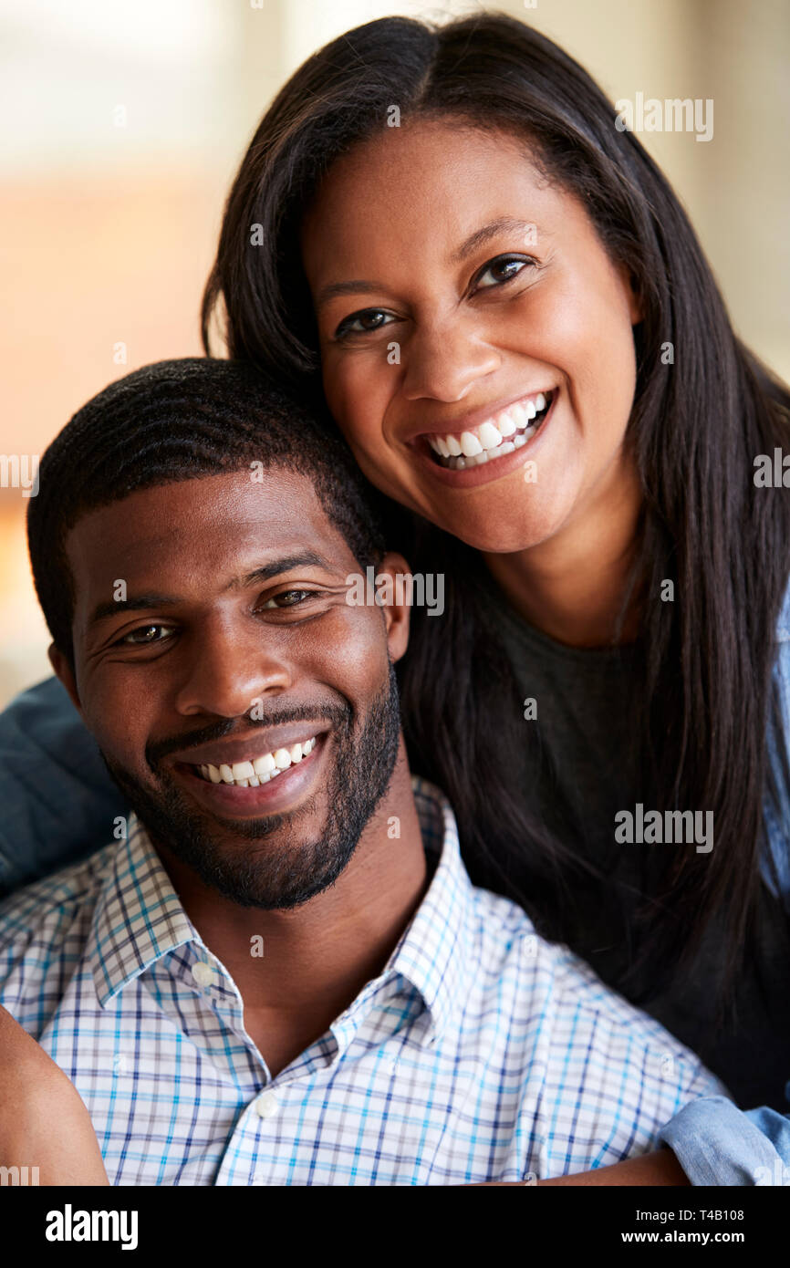 Portrait Of Smiling Friends Hugging At Home Banque D'Images