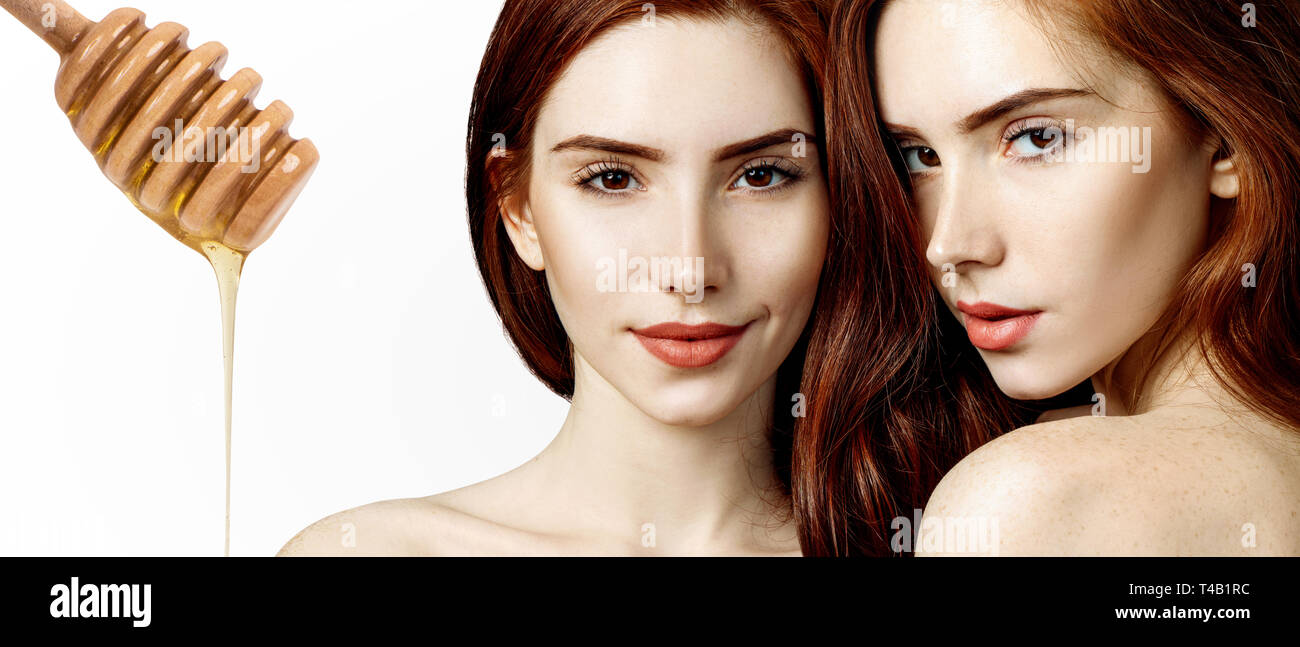 Jeune femme rousse et cuillère de miel Préparation pour masque facial. Banque D'Images