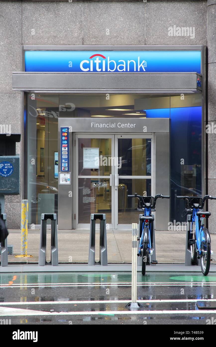 NEW YORK, USA - 10 juin 2013 : Citibank succursale à New York. Citibank est une partie de Citigroup, multinationales de fournisseur de services financiers de la ville de New York Banque D'Images