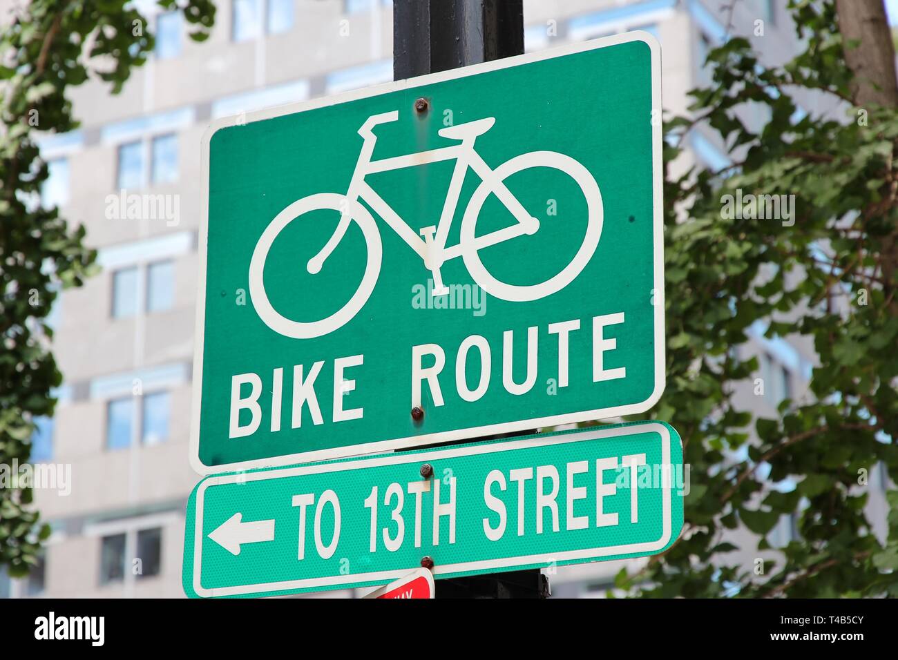 Bike route signer à Washington DC, capitale des Etats-Unis. Banque D'Images