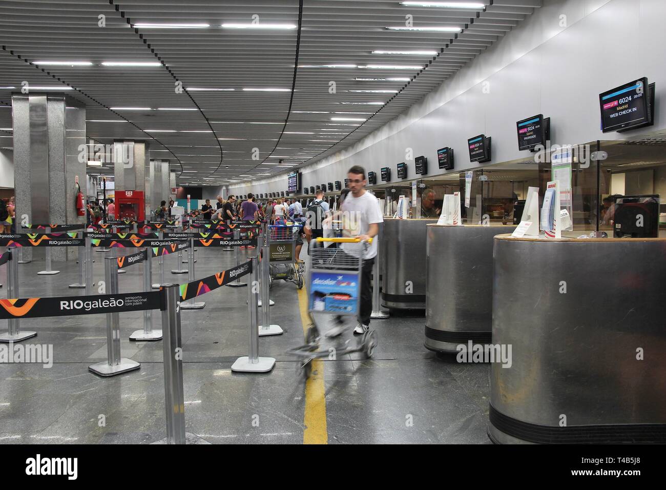 RIO DE JANEIRO, Brésil - 19 octobre 2014 : chèque de voyage à l'aéroport Galeao de Rio de Janeiro. L'aéroport a 17,1 millions de passagers en 2013. Banque D'Images