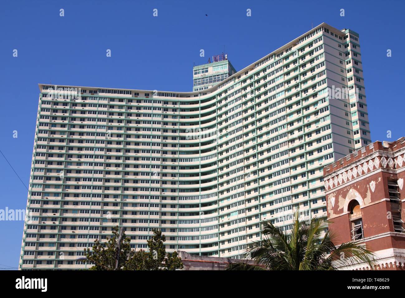 La Havane - Le 24 février : Edificio FOCSA bulding le 24 février 2011 à La Havane, Cuba. FOCSA bulding est 123m de haut et est parmi les 5 plus hauts immeubles de Cuba Banque D'Images