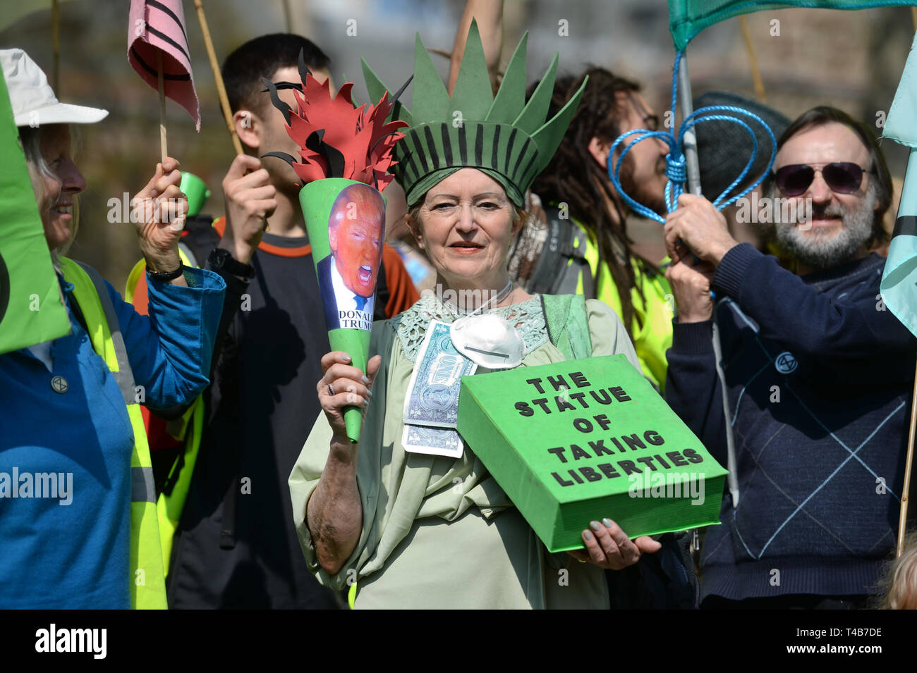 Les manifestants pendant une manifestation de rébellion d'extinction au Parlement Square à Londres. Banque D'Images